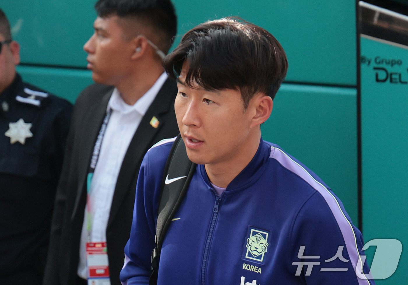 (몬테레이(멕시코)=뉴스1) 박지혜 기자 = 대한민국 축구국가대표팀 손흥민이 21일(현지시간) 멕시코 몬테레이의 대표팀 숙소에 도착하고 있다.한국 축구대표팀은 2026 북중미 월드 …