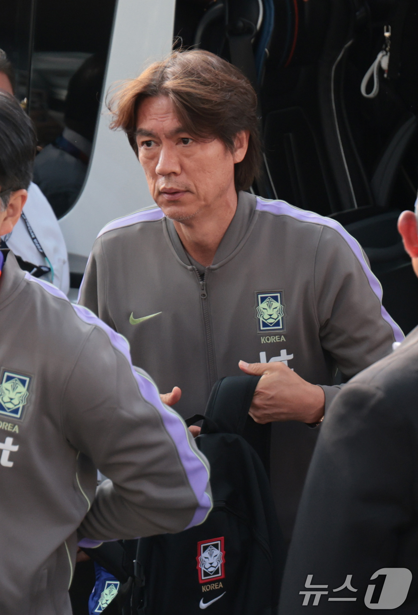 (몬테레이(멕시코)=뉴스1) 박지혜 기자 = 대한민국 축구국가대표팀 홍명보 감독이 21일(현지시간) 멕시코 몬테레이의 대표팀 숙소에 도착하고 있다.한국 축구대표팀은 2026 북중미 …