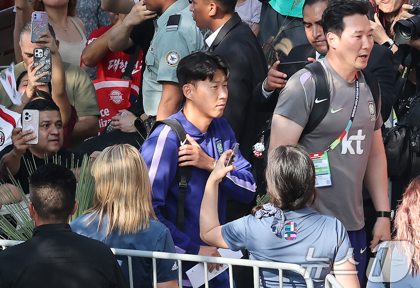 (몬테레이(멕시코)=뉴스1) 임세영 기자 = 대한민국 축구국가대표팀 손흥민이 21일(현지시간) 멕시코 몬테레이의 대표팀 숙소에 도착하고 있다.한국 축구대표팀은 2026 북중미 월드 …