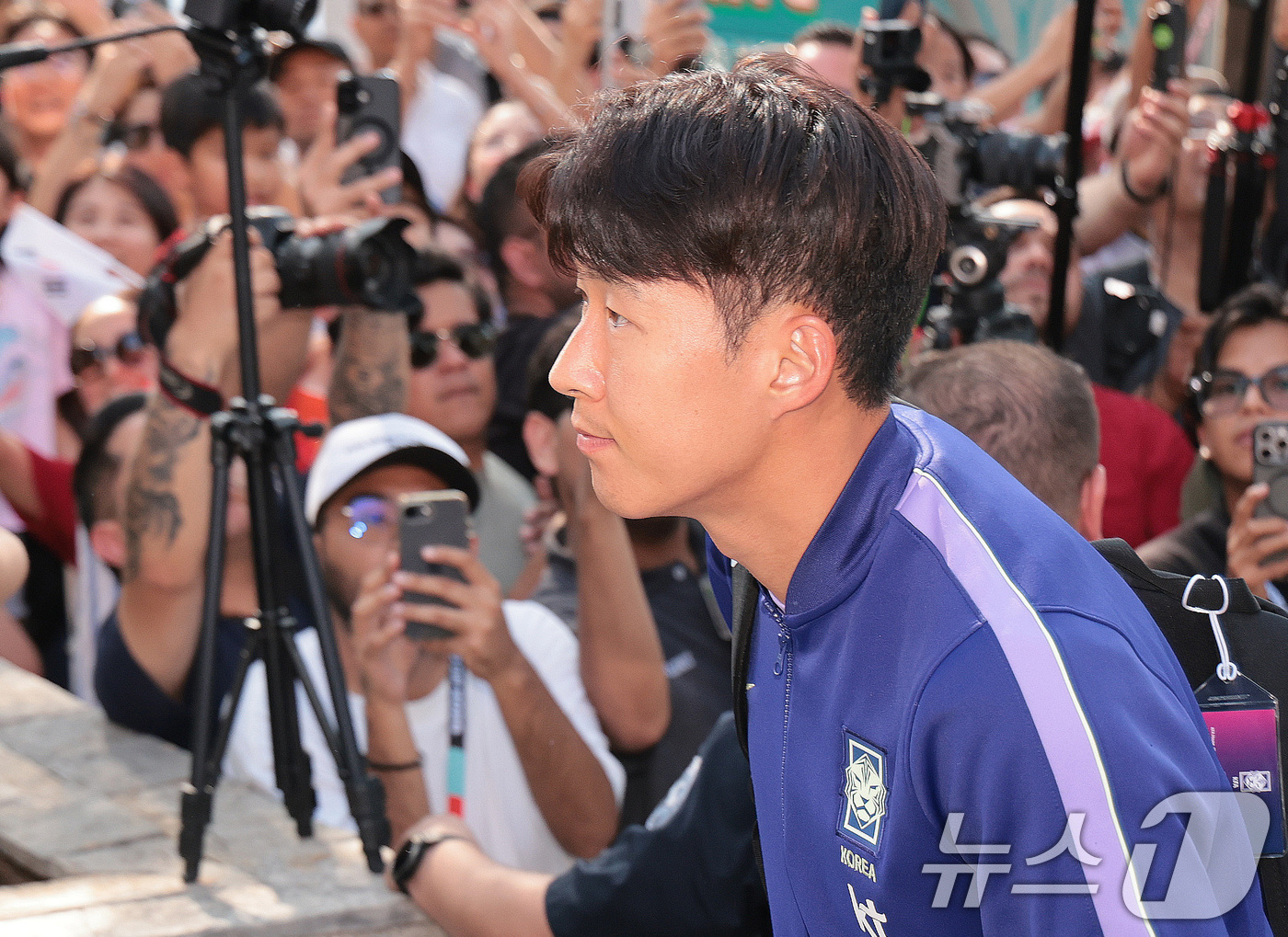 (몬테레이(멕시코)=뉴스1) 박지혜 기자 = 대한민국 축구국가대표팀 손흥민이 21일(현지시간) 멕시코 몬테레이의 대표팀 숙소에 도착하고 있다.한국 축구대표팀은 2026 북중미 월드 …