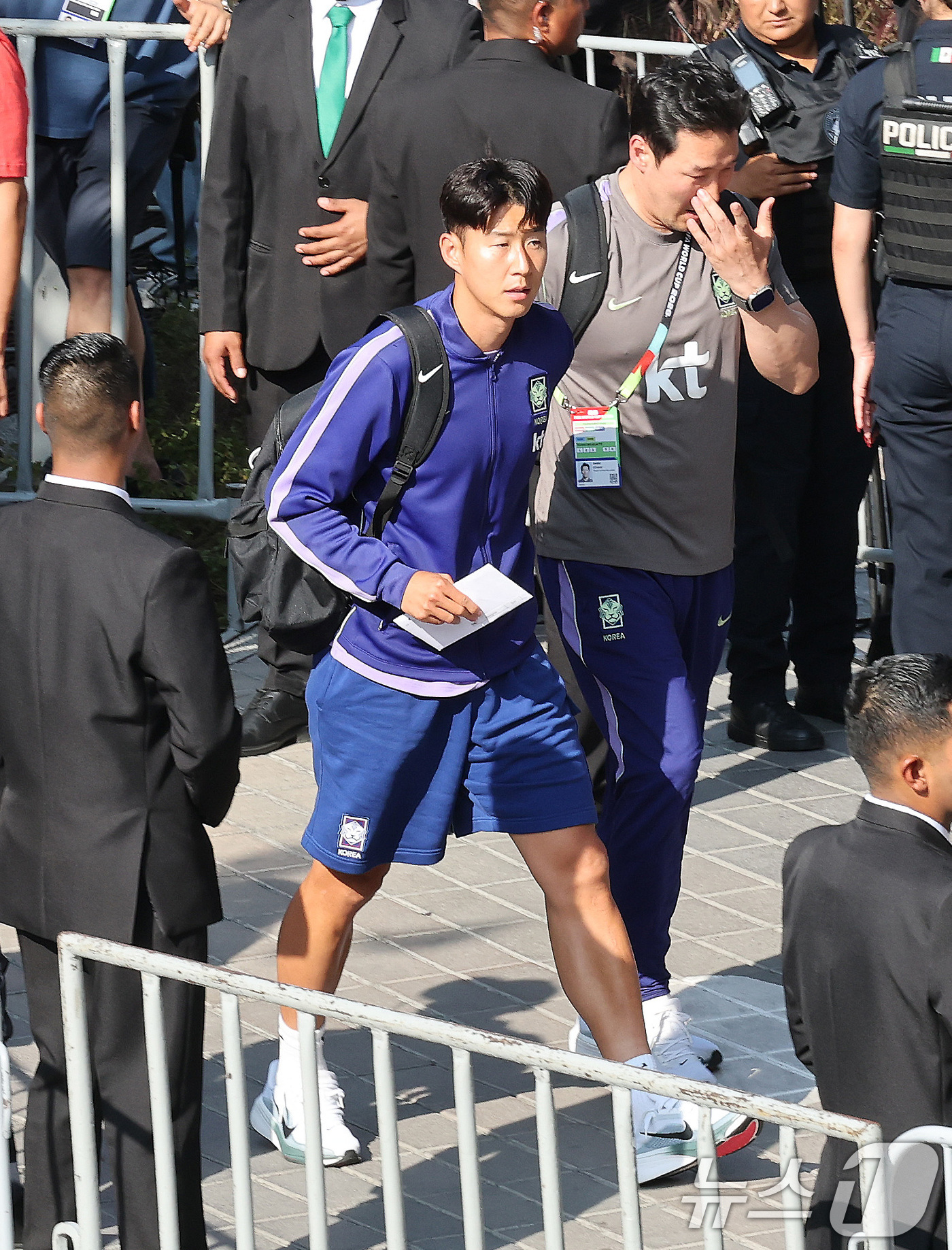 (몬테레이(멕시코)=뉴스1) 임세영 기자 = 대한민국 축구국가대표팀 손흥민이 21일(현지시간) 멕시코 몬테레이의 대표팀 숙소에 도착하고 있다.한국 축구대표팀은 2026 북중미 월드 …