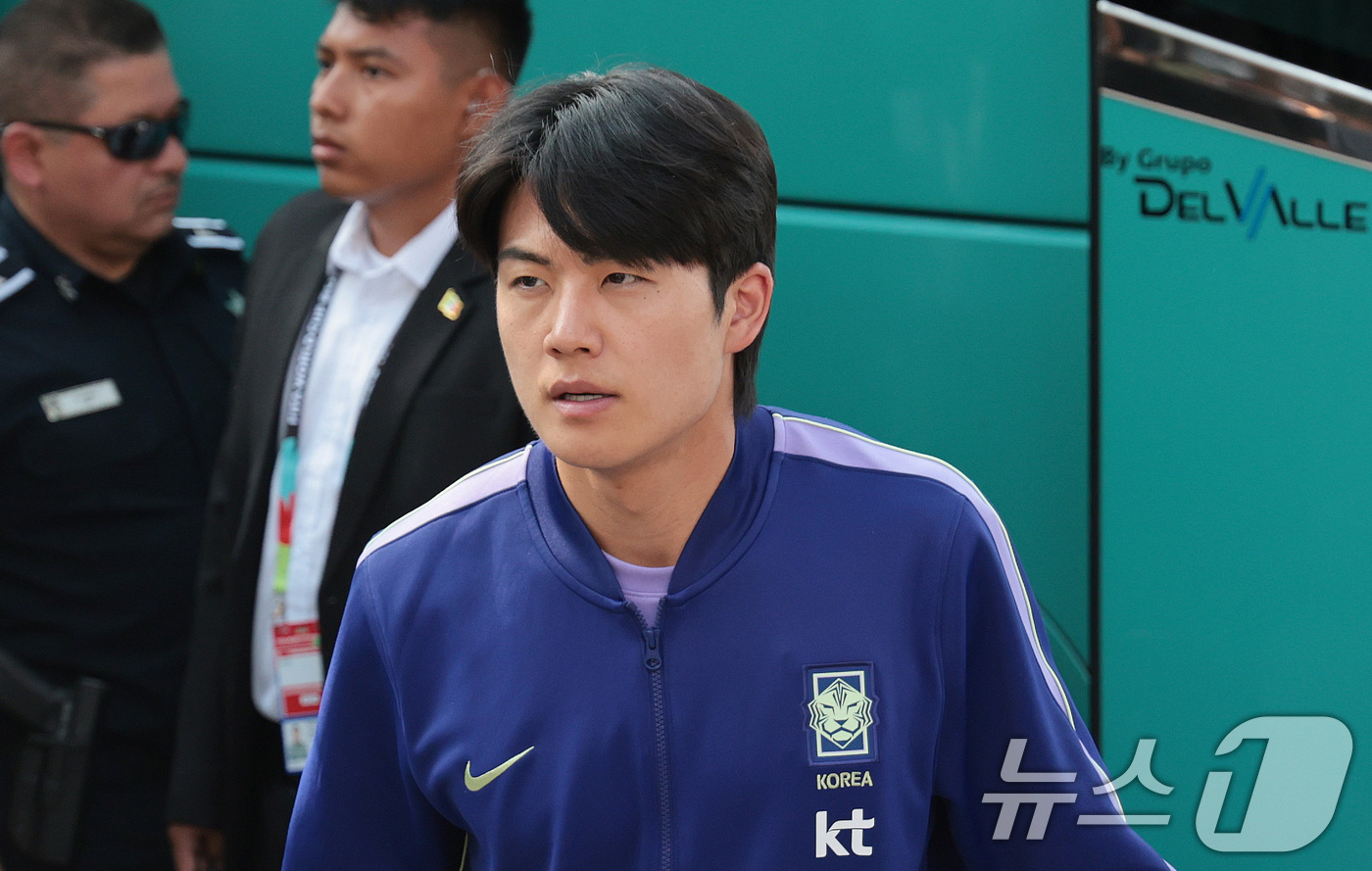 (몬테레이(멕시코)=뉴스1) 박지혜 기자 = 대한민국 축구국가대표팀 설영우가 21일(현지시간) 멕시코 몬테레이의 대표팀 숙소에 도착하고 있다.한국 축구대표팀은 2026 북중미 월드 …