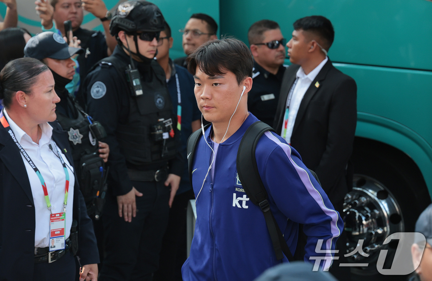 (몬테레이(멕시코)=뉴스1) 박지혜 기자 = 대한민국 축구국가대표팀 오현규가 21일(현지시간) 멕시코 몬테레이의 대표팀 숙소에 도착하고 있다.한국 축구대표팀은 2026 북중미 월드 …