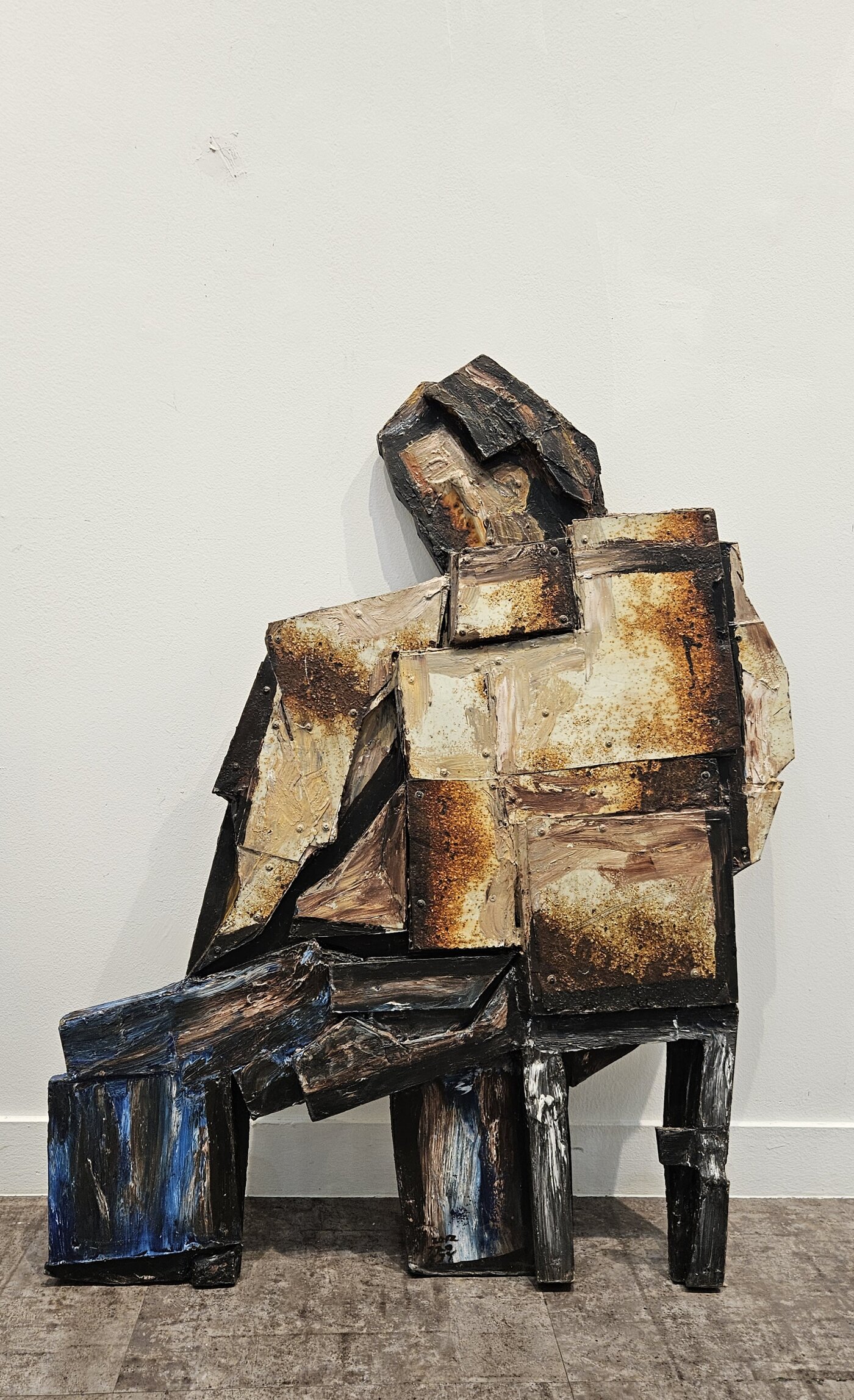 본문 이미지 - 김진열, 〈낡은 의자〉, 2012, 합지, 금속판에 아크릴 칼라와 혼합재료, 113&times;89cm (김달진미술자료박물관 제공)