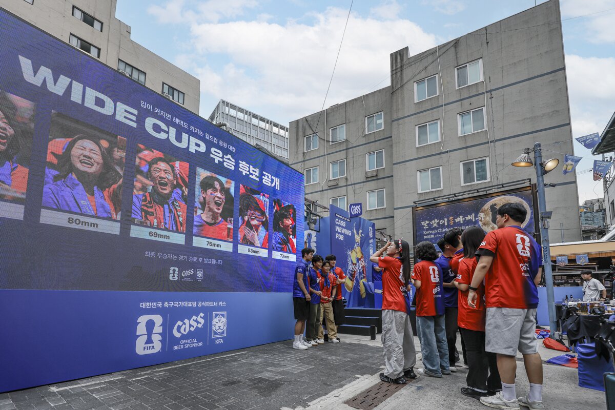 본문 이미지 - 카스 FIFA 월드컵 팬 베이스캠프 팝업스토어에서 방문객들이 체험 프로그램을 즐기고 있다.(오비맥주 제공)