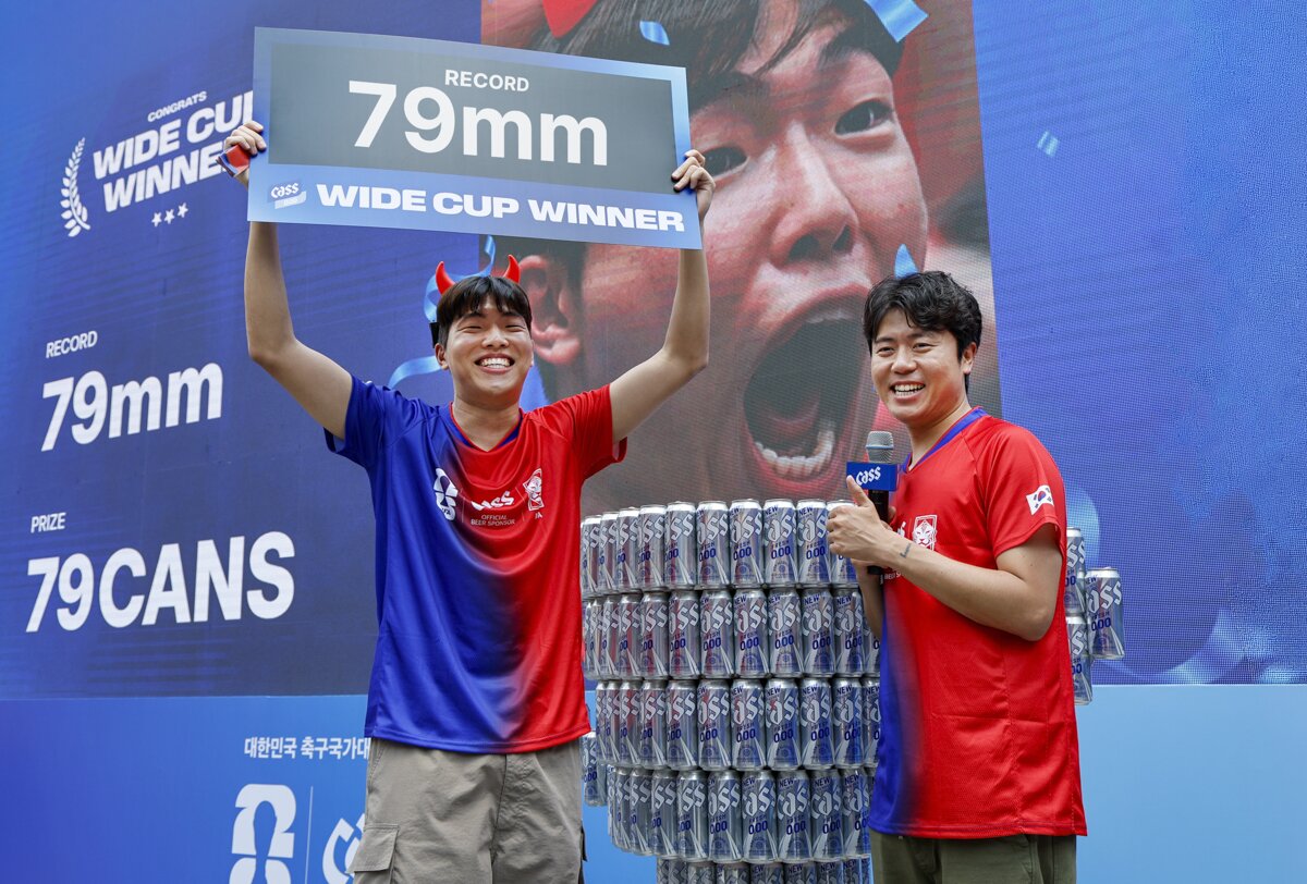 본문 이미지 - 대한민국 축구국가대표팀 경기 당일 카스 뷰잉펍 현장에서 카스 와이드 컵 이벤트에 참여하고 있는 소비자.(오비맥주 제공)