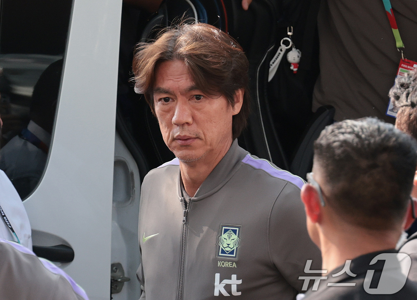 (몬테레이(멕시코)=뉴스1) 박지혜 기자 = 대한민국 축구국가대표팀 홍명보 감독이 21일(현지시간) 멕시코 몬테레이의 대표팀 숙소에 도착하고 있다.한국 축구대표팀은 2026 북중미 …