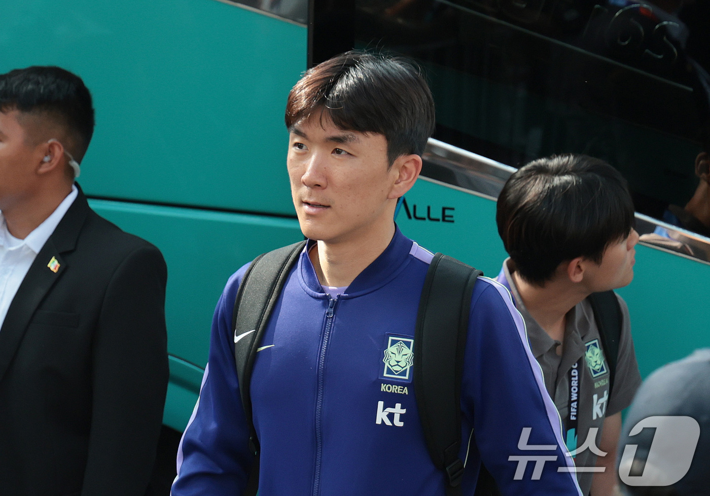 (몬테레이(멕시코)=뉴스1) 박지혜 기자 = 대한민국 축구국가대표팀 황인범이 21일(현지시간) 멕시코 몬테레이의 대표팀 숙소에 도착하고 있다.한국 축구대표팀은 2026 북중미 월드 …