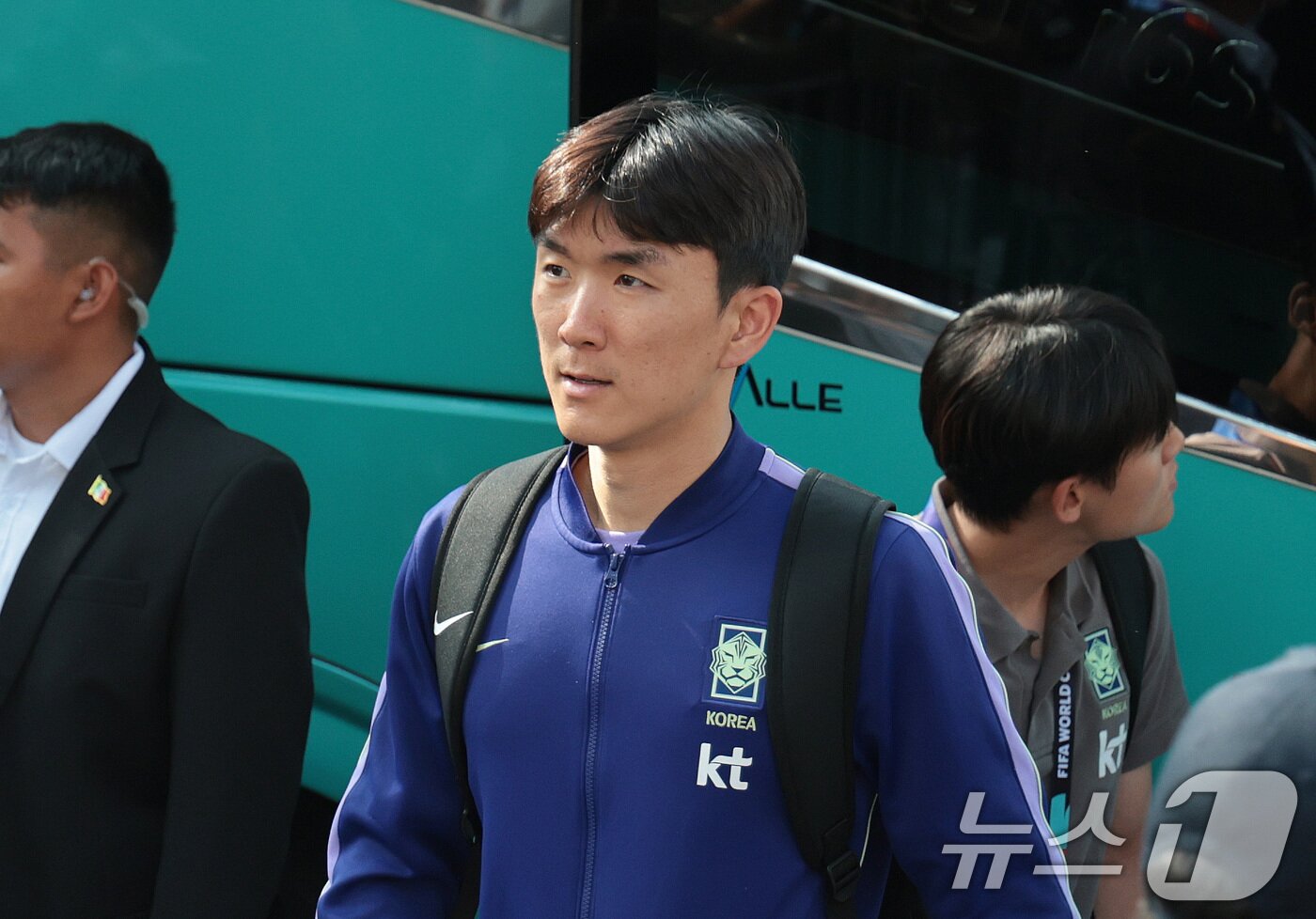 본문 이미지 - 대한민국 축구국가대표팀 황인범이 21일(현지시간) 멕시코 몬테레이의 대표팀 숙소에 도착하고 있다.  2026.6.22 ⓒ 뉴스1 박지혜 기자