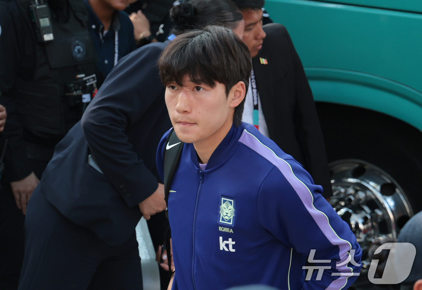 (몬테레이(멕시코)=뉴스1) 박지혜 기자 = 대한민국 축구국가대표팀 배준호가 21일(현지시간) 멕시코 몬테레이의 대표팀 숙소에 도착하고 있다.한국 축구대표팀은 2026 북중미 월드 …