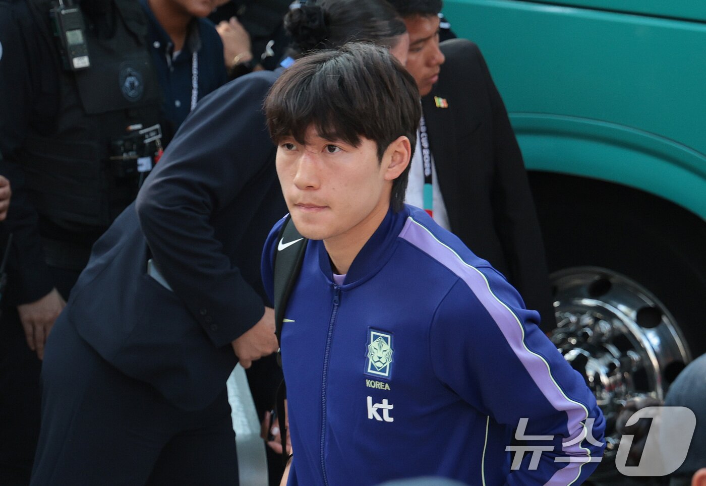 본문 이미지 - 대한민국 축구국가대표팀 배준호가 21일(현지시간) 멕시코 몬테레이의 대표팀 숙소에 도착하고 있다. 2026.6.22 ⓒ 뉴스1 박지혜 기자