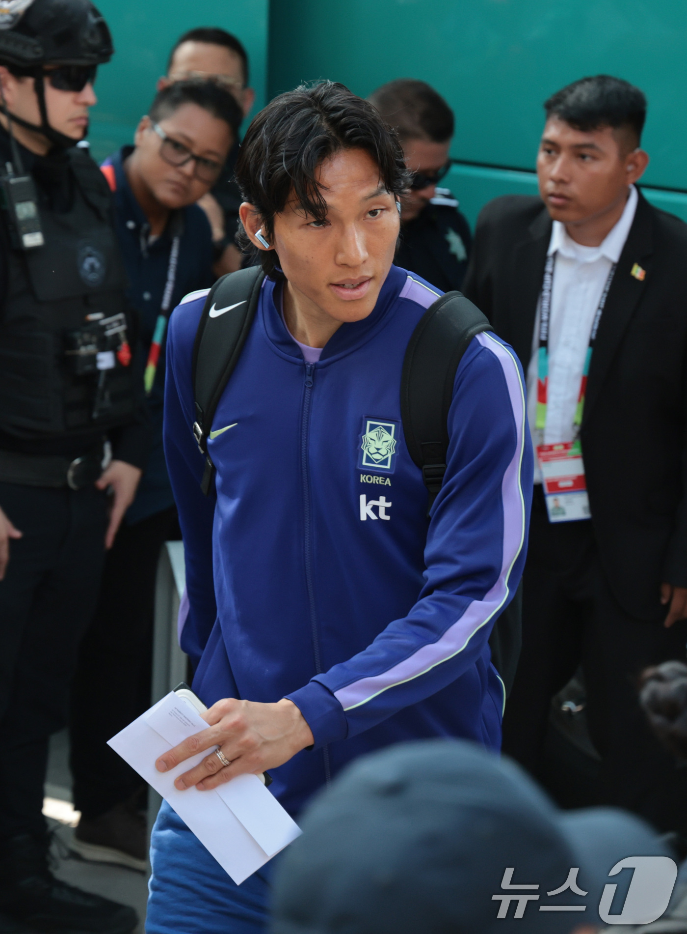 (몬테레이(멕시코)=뉴스1) 박지혜 기자 = 대한민국 축구국가대표팀 김승규가 21일(현지시간) 멕시코 몬테레이의 대표팀 숙소에 도착하고 있다.한국 축구대표팀은 2026 북중미 월드 …