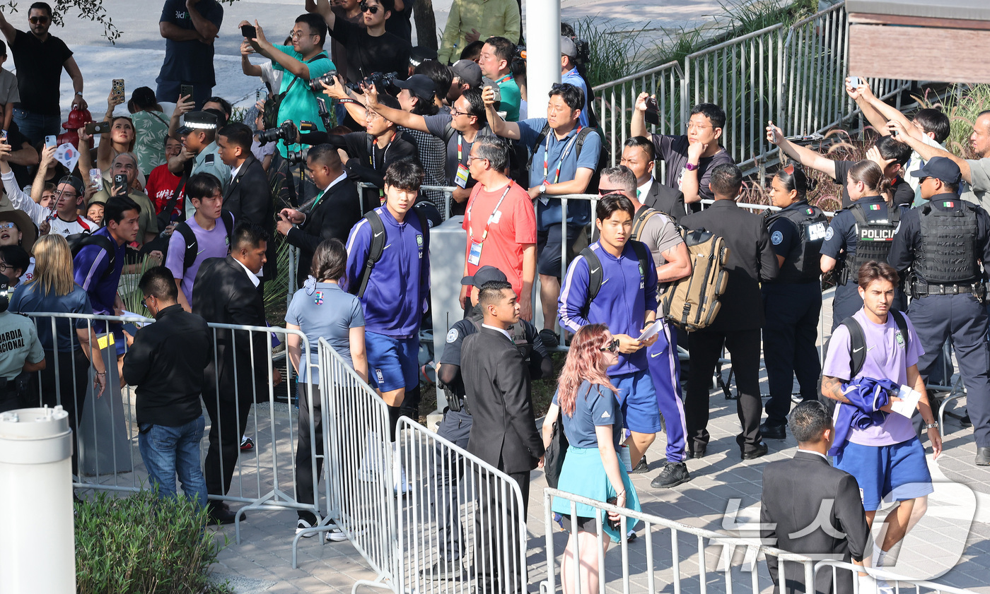 (몬테레이(멕시코)=뉴스1) 임세영 기자 = 대한민국 축구국가대표팀 선수들이 21일(현지시간) 멕시코 몬테레이의 대표팀 숙소에 도착하고 있다.한국 축구대표팀은 2026 북중미 월드 …