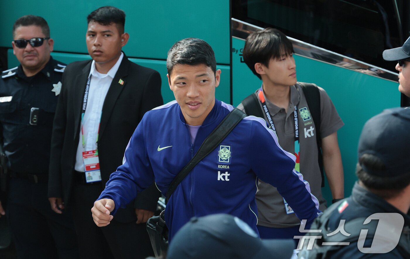 본문 이미지 - 대한민국 축구국가대표팀 황희찬이 21일(현지시간) 멕시코 몬테레이의 대표팀 숙소에 도착하고 있다.  2026.6.22 ⓒ 뉴스1 박지혜 기자