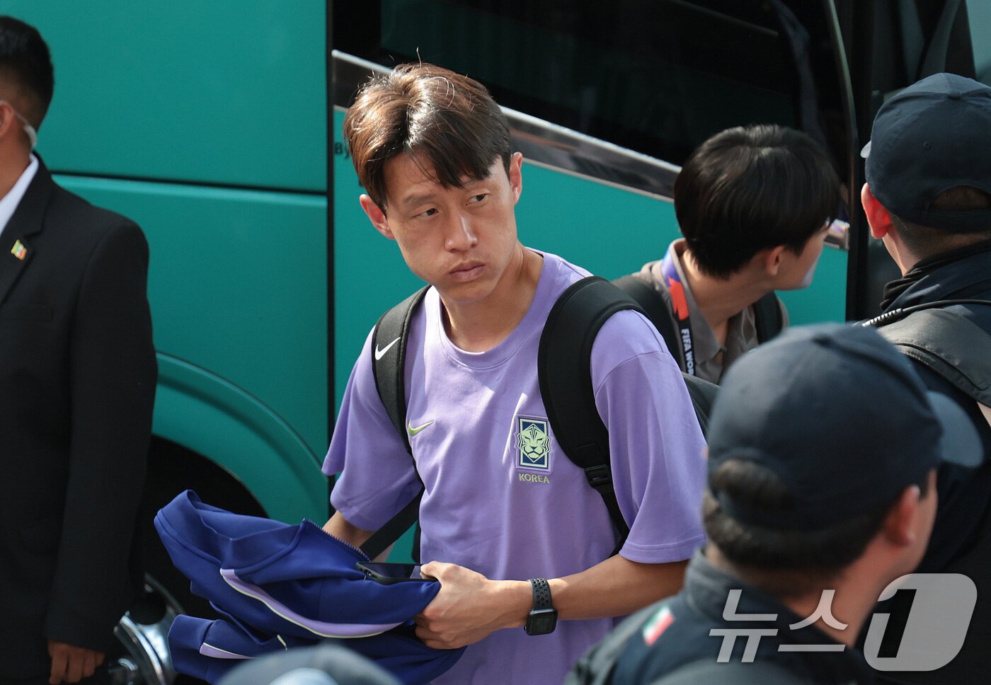 본문 이미지 - 대한민국 축구국가대표팀 이재성이 21일(현지시간) 멕시코 몬테레이의 대표팀 숙소에 도착하고 있다. 2026.6.22 ⓒ 뉴스1 박지혜 기자