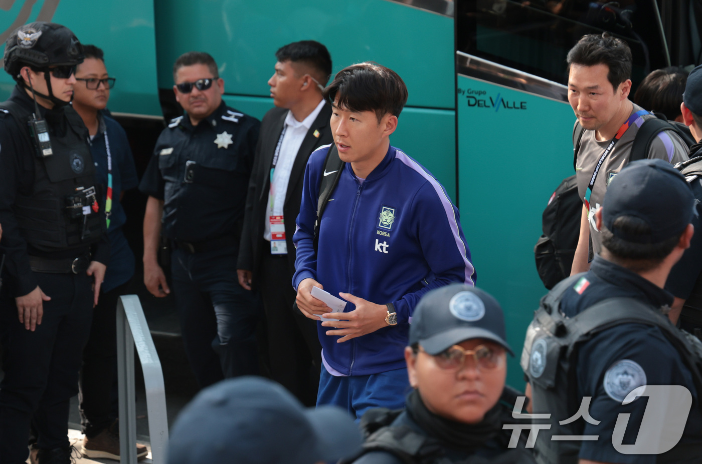 (몬테레이(멕시코)=뉴스1) 박지혜 기자 = 대한민국 축구국가대표팀 손흥민이 21일(현지시간) 멕시코 몬테레이의 대표팀 숙소에 도착하고 있다.한국 축구대표팀은 2026 북중미 월드 …