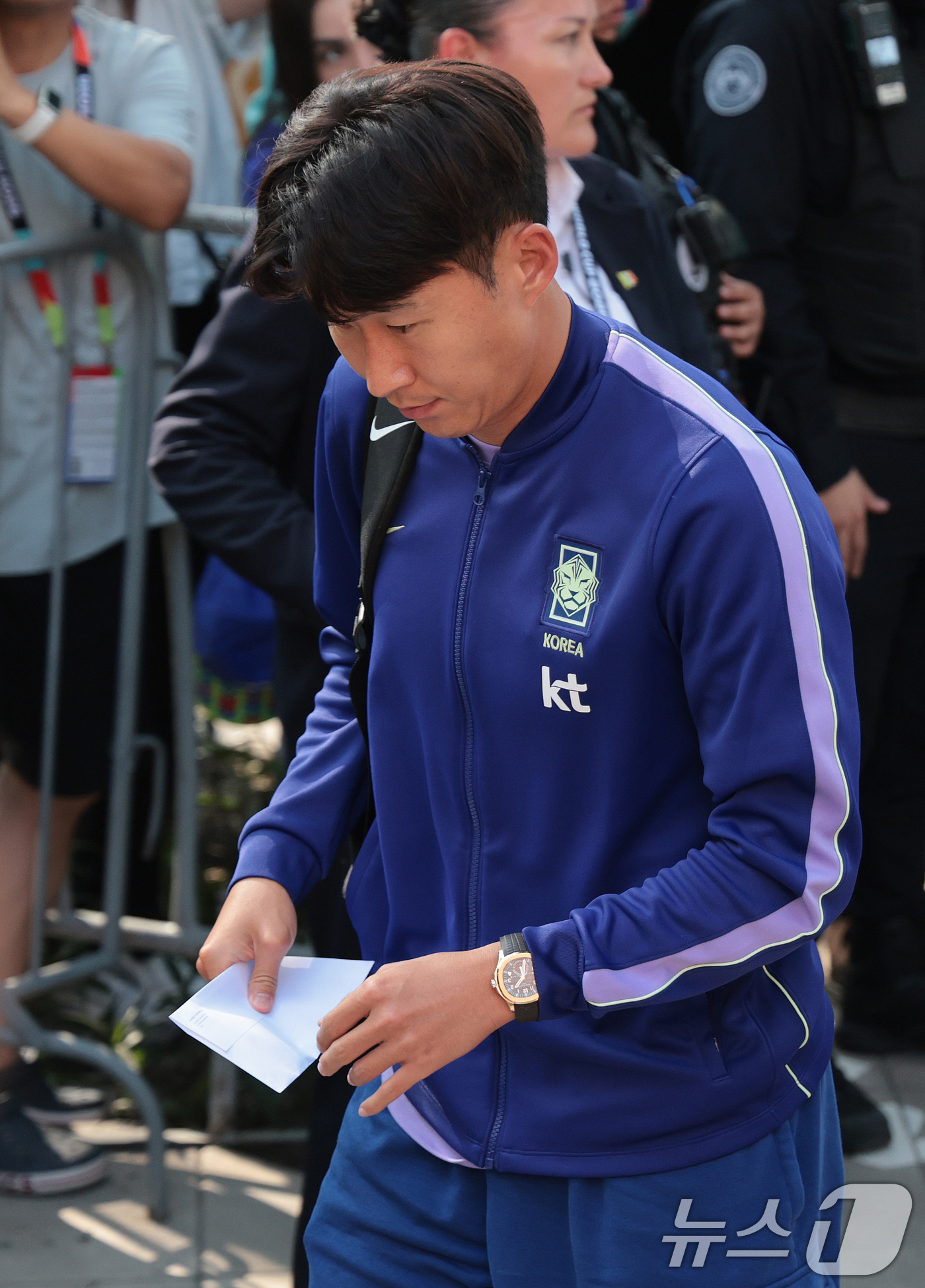 (몬테레이(멕시코)=뉴스1) 박지혜 기자 = 대한민국 축구국가대표팀 손흥민이 21일(현지시간) 멕시코 몬테레이의 대표팀 숙소에 도착하고 있다.한국 축구대표팀은 2026 북중미 월드 …