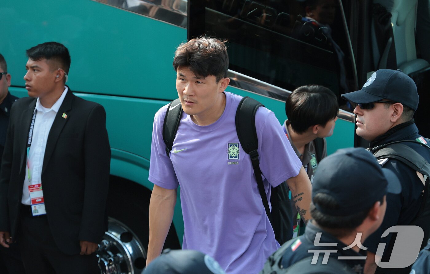 본문 이미지 - 대한민국 축구국가대표팀 김민재가 21일(현지시간) 멕시코 몬테레이의 대표팀 숙소에 도착하고 있다. 2026.6.22 ⓒ 뉴스1 박지혜 기자