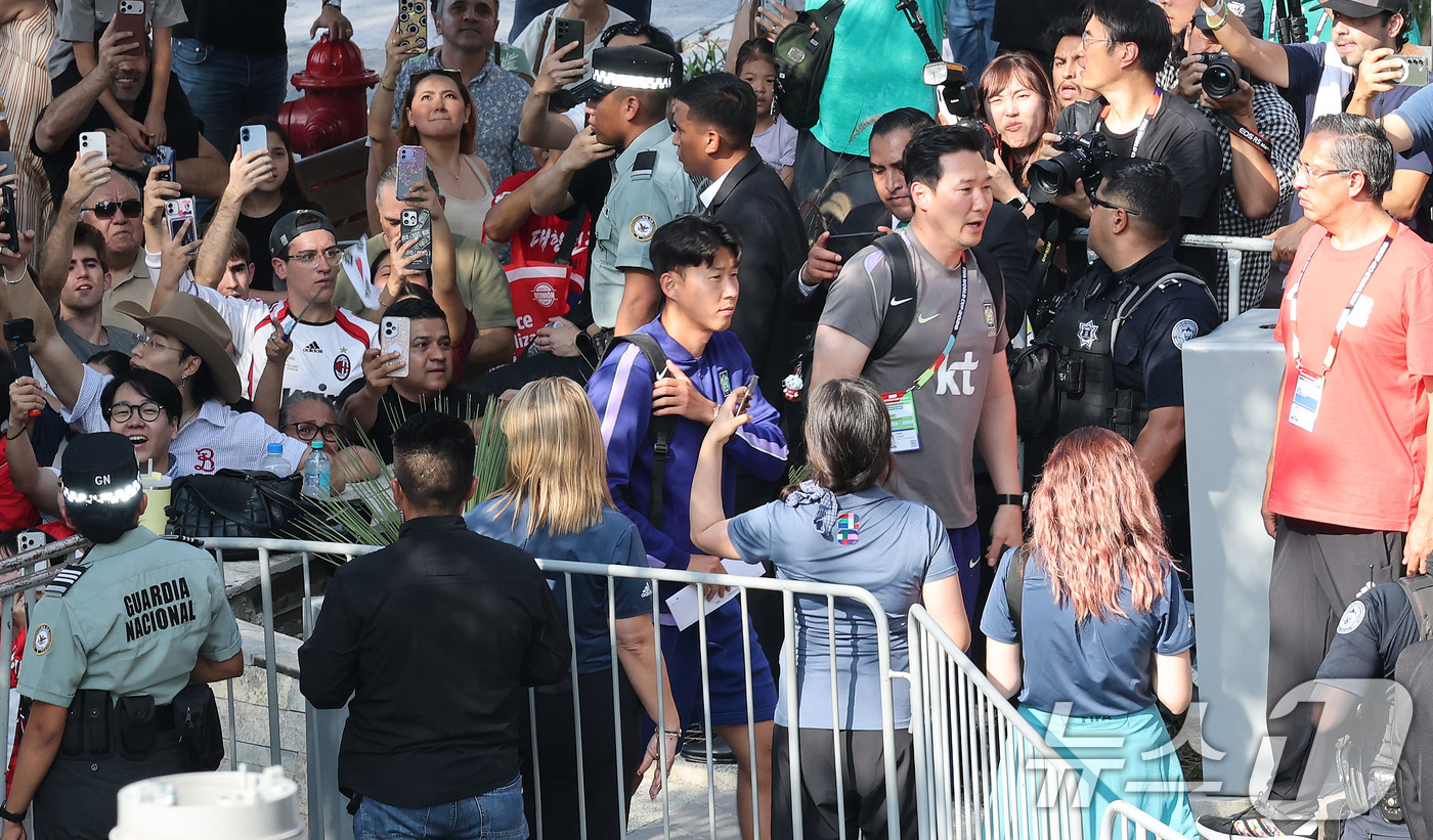 (몬테레이(멕시코)=뉴스1) 임세영 기자 = 대한민국 축구국가대표팀 손흥민이 21일(현지시간) 멕시코 몬테레이의 대표팀 숙소에 도착하고 있다.한국 축구대표팀은 2026 북중미 월드 …
