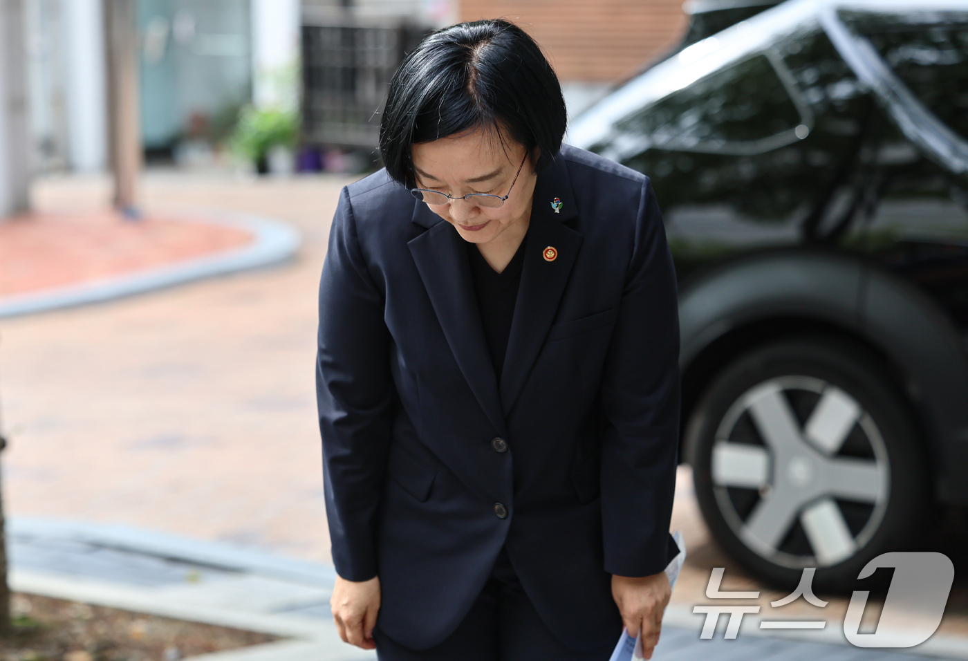 (서울=뉴스1) 김도우 기자 = 한성숙 국무총리 후보자가 22일 서울 종로구 금융감독원 연수원에 마련된 인사청문회 준비 사무실에 출근하며 모두의 창업 정보유출 사태에 대해 고개숙여 …