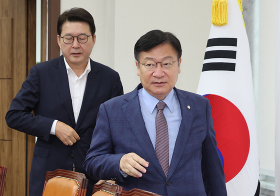 최고위 참석하는 정점식 원내대표