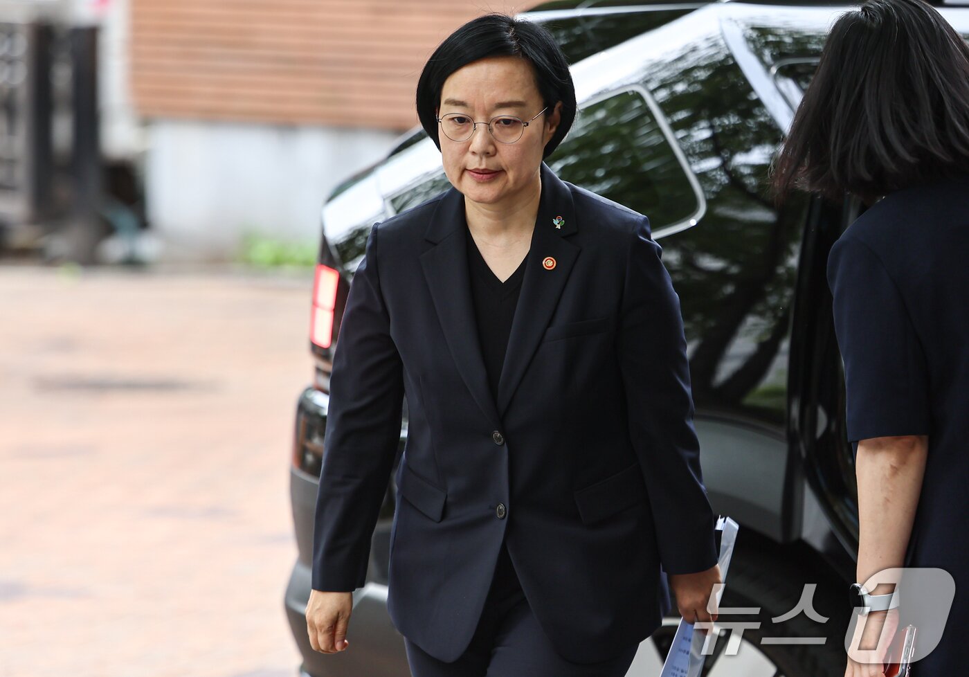 본문 이미지 - 한성숙 국무총리 후보자가 22일 서울 종로구 금융감독원 연수원에 마련된 인사청문회 준비 사무실에 출근하고 있다. 2026.6.22 ⓒ 뉴스1 김도우 기자