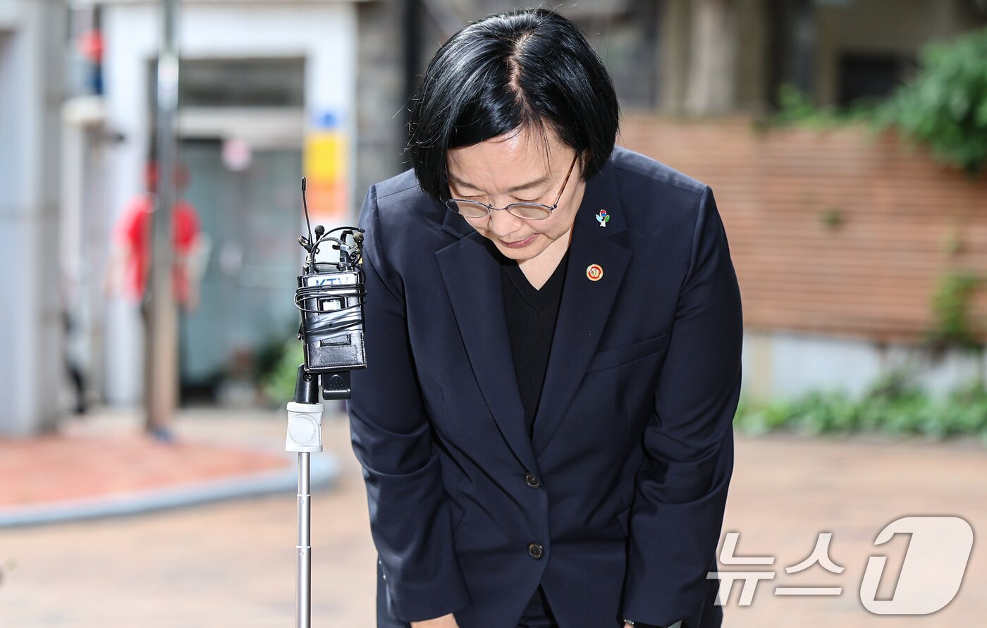 본문 이미지 - 한성숙 국무총리 후보자가 22일 서울 종로구 금융감독원 연수원에 마련된 인사청문회 준비 사무실에 출근하며 모두의 창업 정보유출 사태에 대해 고개숙여 사과하고 있다. 2026.6.22 ⓒ 뉴스1 김도우 기자