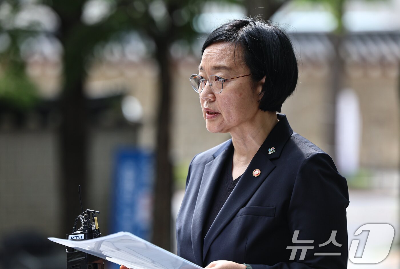 본문 이미지 - 한성숙 국무총리 후보자가 22일 서울 종로구 금융감독원 연수원에 마련된 인사청문회 준비 사무실에 출근하며 모두의 창업 정보유출 사태에 대해 발언하고 있다. 2026.6.22 ⓒ 뉴스1 김도우 기자