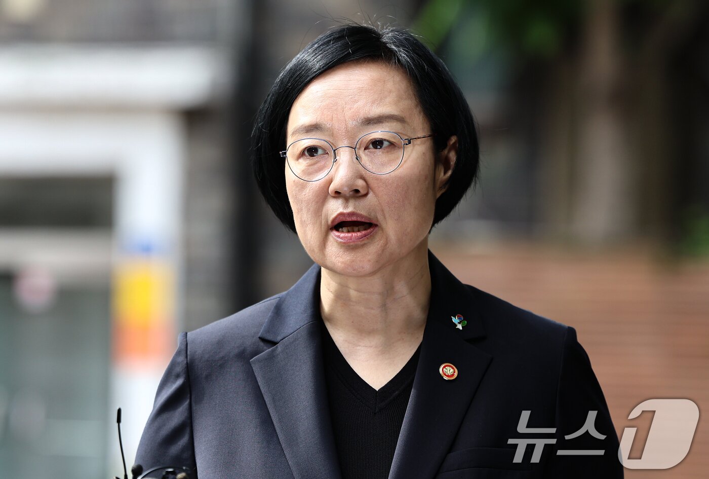 본문 이미지 - 한성숙 국무총리 후보자가 22일 서울 종로구 금융감독원 연수원에 마련된 인사청문회 준비 사무실에 출근하며 모두의 창업 정보유출 사태에 대해 발언하고 있다. 2026.6.22 ⓒ 뉴스1 김도우 기자