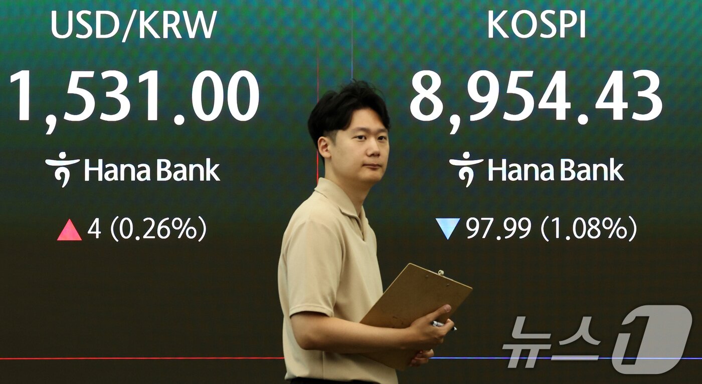 본문 이미지 - 22일 서울 중구 하나은행 본점 딜링룸 전광판에 개장 시황이 나오고 있다. 이날 코스피는 전 거래일 대비 97.99포인트(p)(1.08%) 내른 8954.43에 개장했다. 2026.6.22 ⓒ 뉴스1 최지환 기자