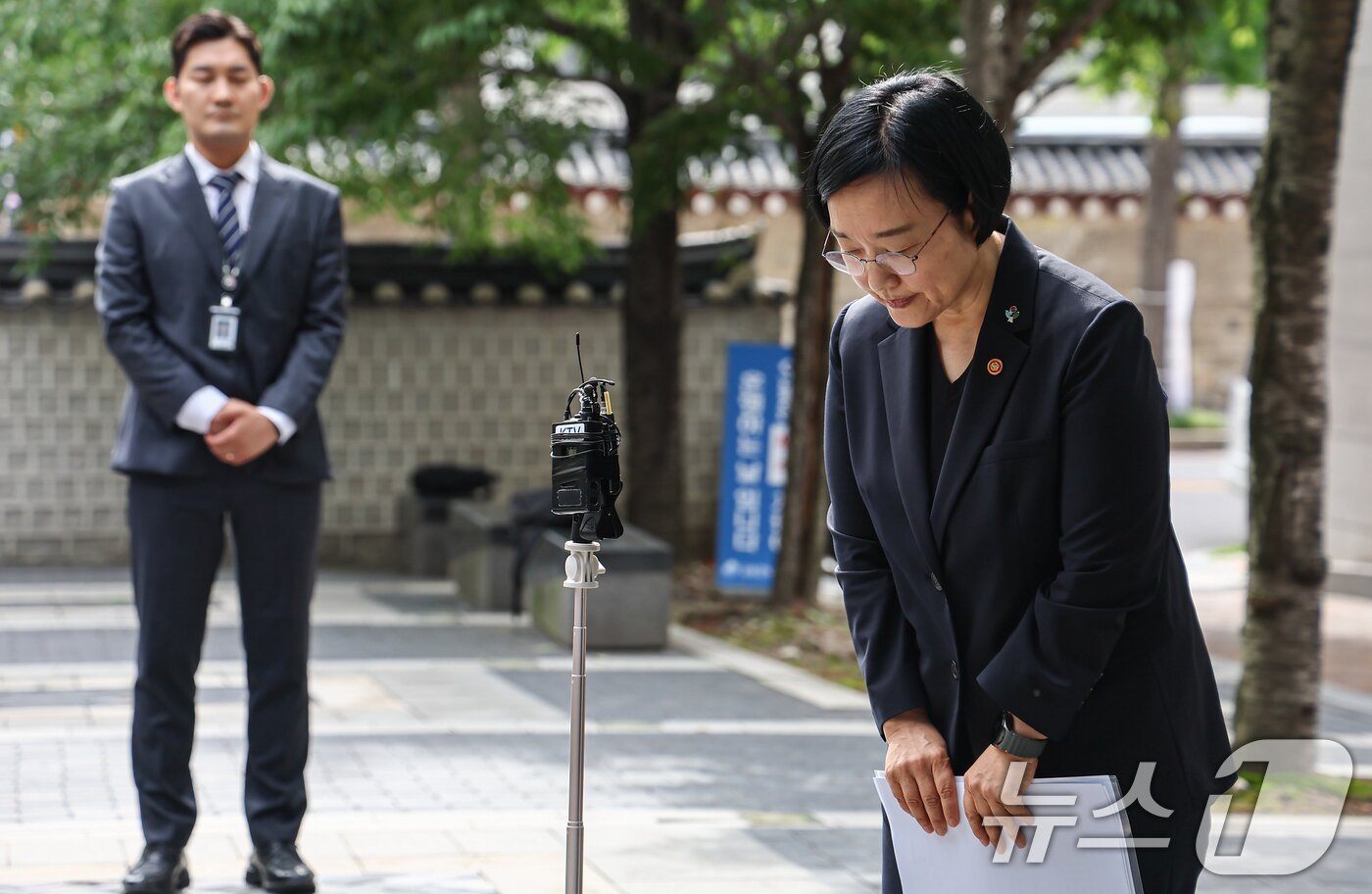 본문 이미지 - 한성숙 국무총리 후보자가 22일 서울 종로구 금융감독원 연수원에 마련된 인사청문회 준비 사무실에 출근하며 모두의 창업 정보유출 사태에 대해 고개숙여 사과하고 있다. 2026.6.22 ⓒ 뉴스1 김도우 기자