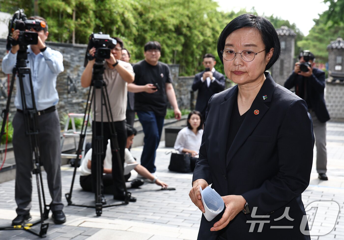 본문 이미지 - 한성숙 국무총리 후보자가 22일 서울 종로구 금융감독원 연수원에 마련된 인사청문회 준비 사무실에 출근하며 모두의 창업 정보유출 사태에 대해 발언 후 이동하고 있다. 2026.6.22 ⓒ 뉴스1 김도우 기자