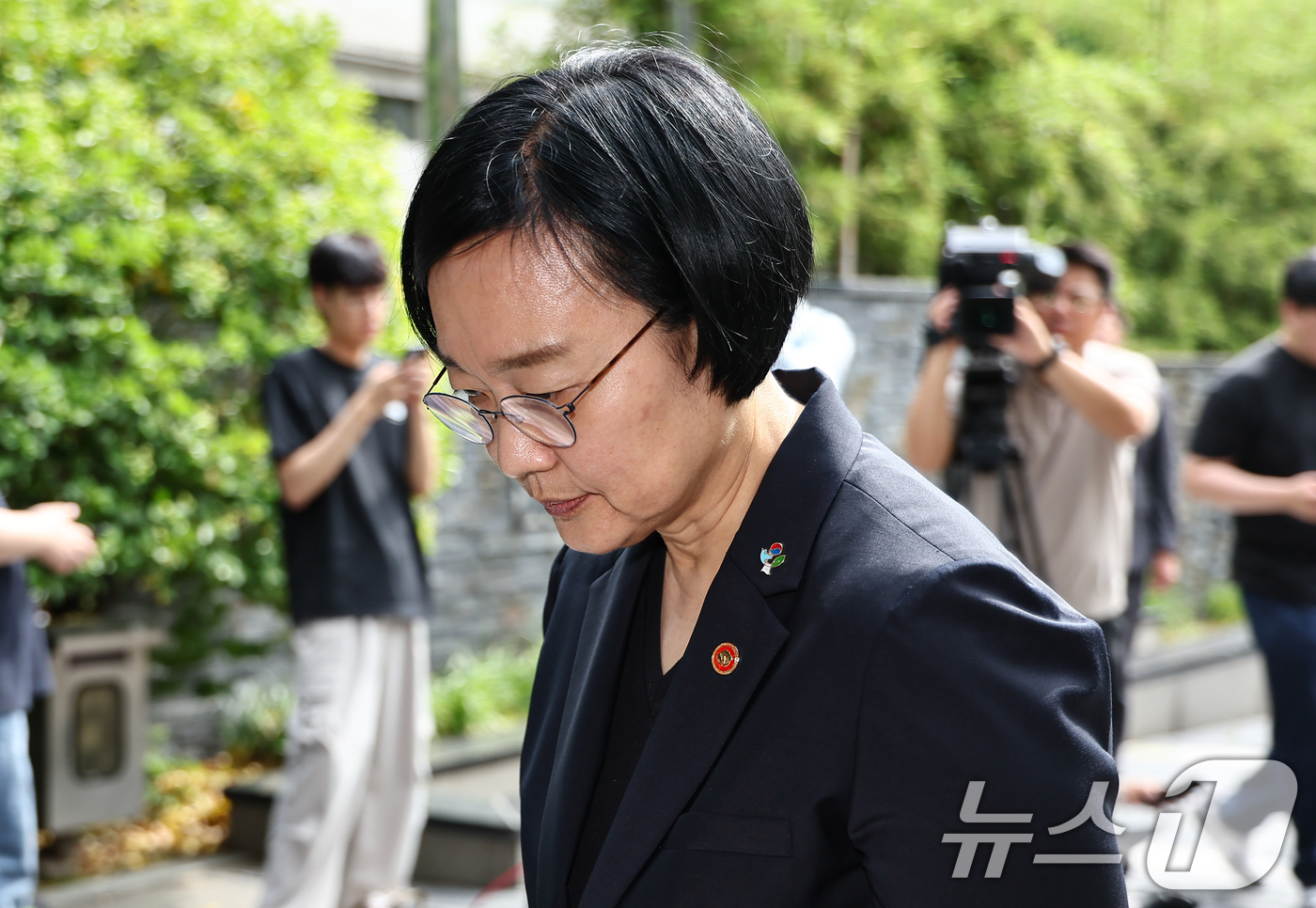(서울=뉴스1) 김도우 기자 = 한성숙 국무총리 후보자가 22일 서울 종로구 금융감독원 연수원에 마련된 인사청문회 준비 사무실에 출근하며 모두의 창업 정보유출 사태에 대해 발언 후 …