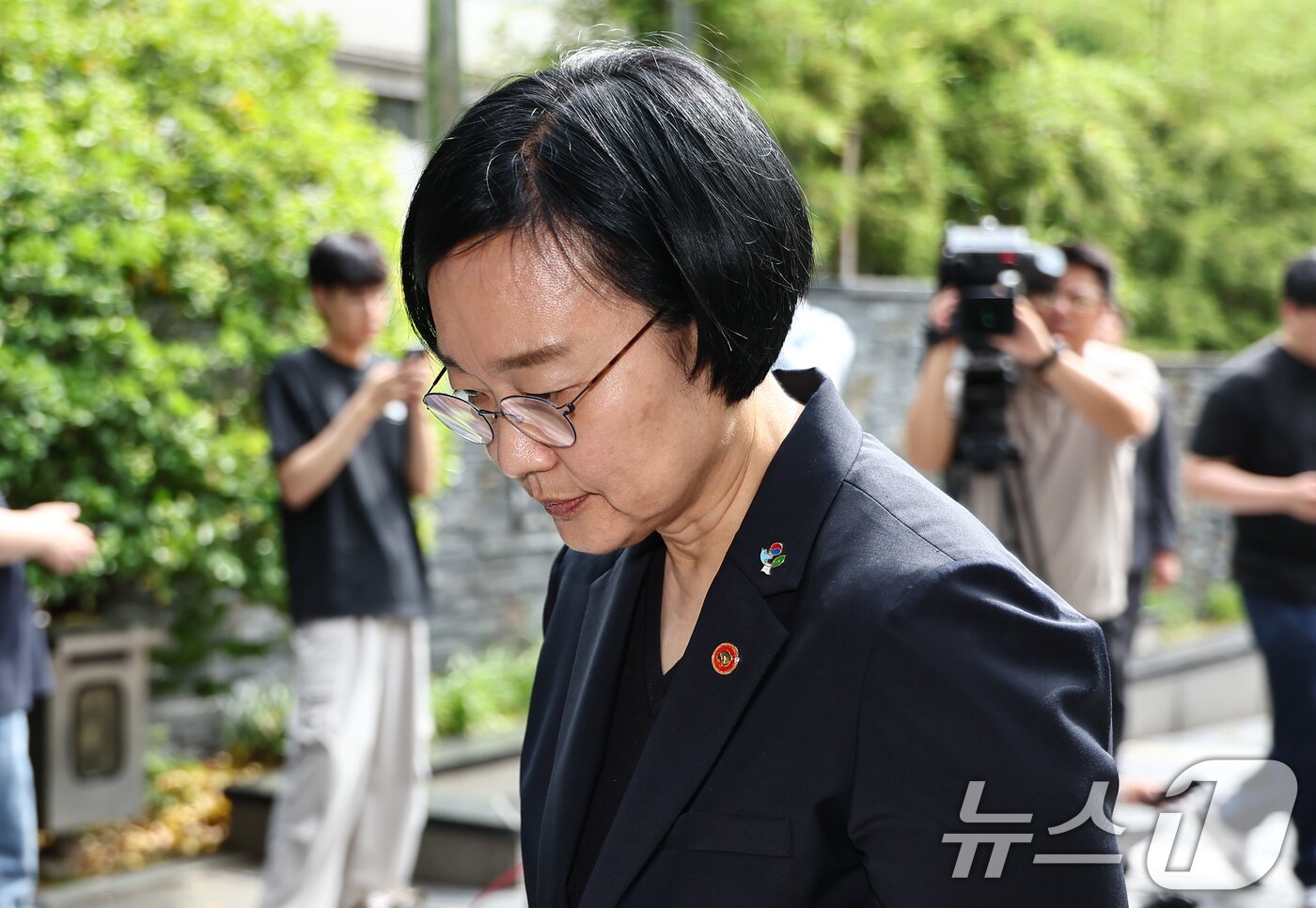 본문 이미지 - 한성숙 국무총리 후보자가 22일 서울 종로구 금융감독원 연수원에 마련된 인사청문회 준비 사무실에 출근하며 모두의 창업 정보유출 사태에 대해 발언 후 이동하고 있다. 2026.6.22 ⓒ 뉴스1 김도우 기자