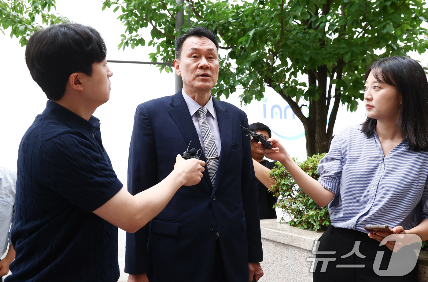 (과천=뉴스1) 김민지 기자 = 김명수 전 합동참모본부 의장이 22일 오전 내란중요임무종사 등 혐의 관련 피의자 조사를 받기 위해 경기 과천 2차 종합특검 사무실로 출석하며 취재진 …