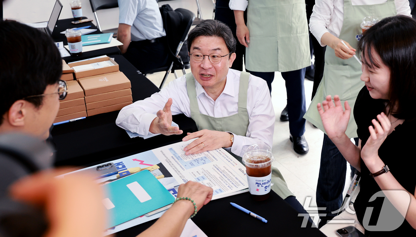 (서울=뉴스1) 이호윤 기자 = 이억원 금융위원장이 '청년미래적금' 가입 신청이 시작된 22일 서울 성동구 신한빌딩에서 상담받는 청년들과 대화를 나누고 있다. 2026.6.22/뉴 …