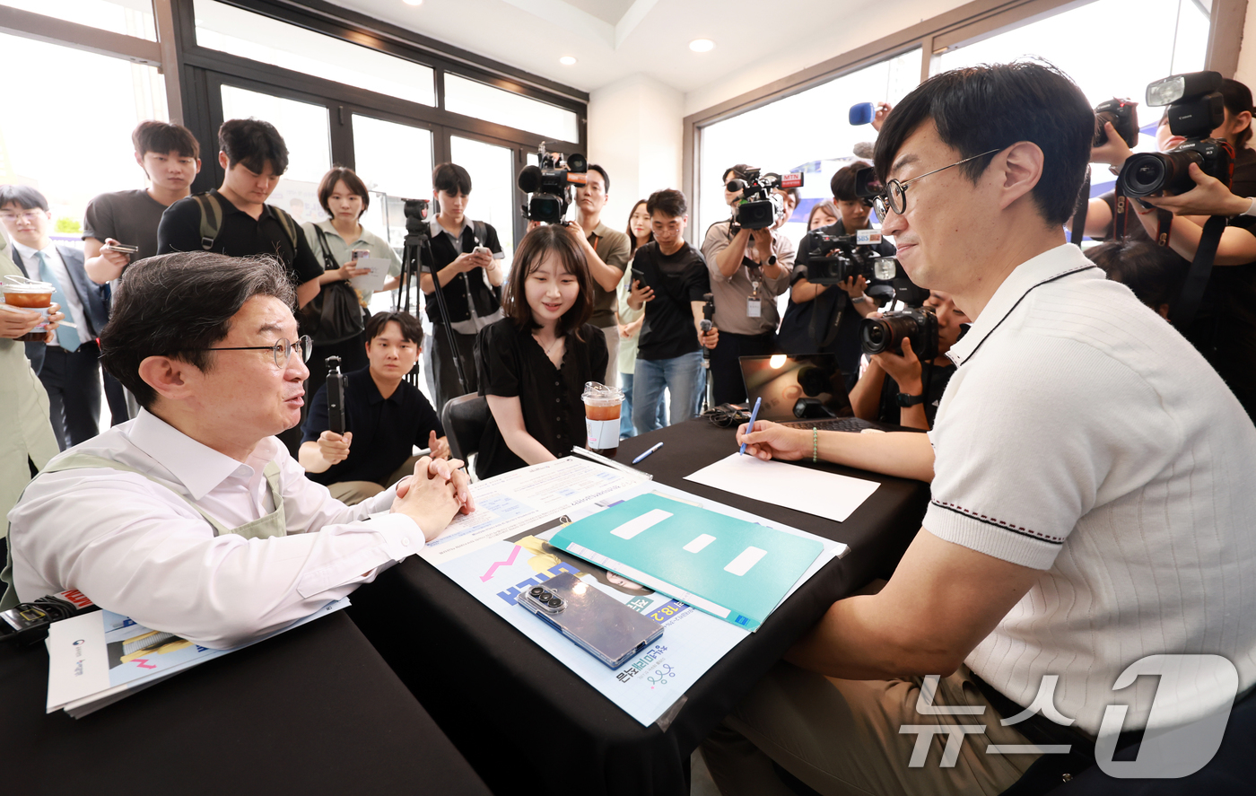 (서울=뉴스1) 이호윤 기자 = 이억원 금융위원장이 '청년미래적금' 가입 신청이 시작된 22일 서울 성동구 신한빌딩에서 상담받는 청년들과 대화를 나누고 있다. 2026.6.22/뉴 …