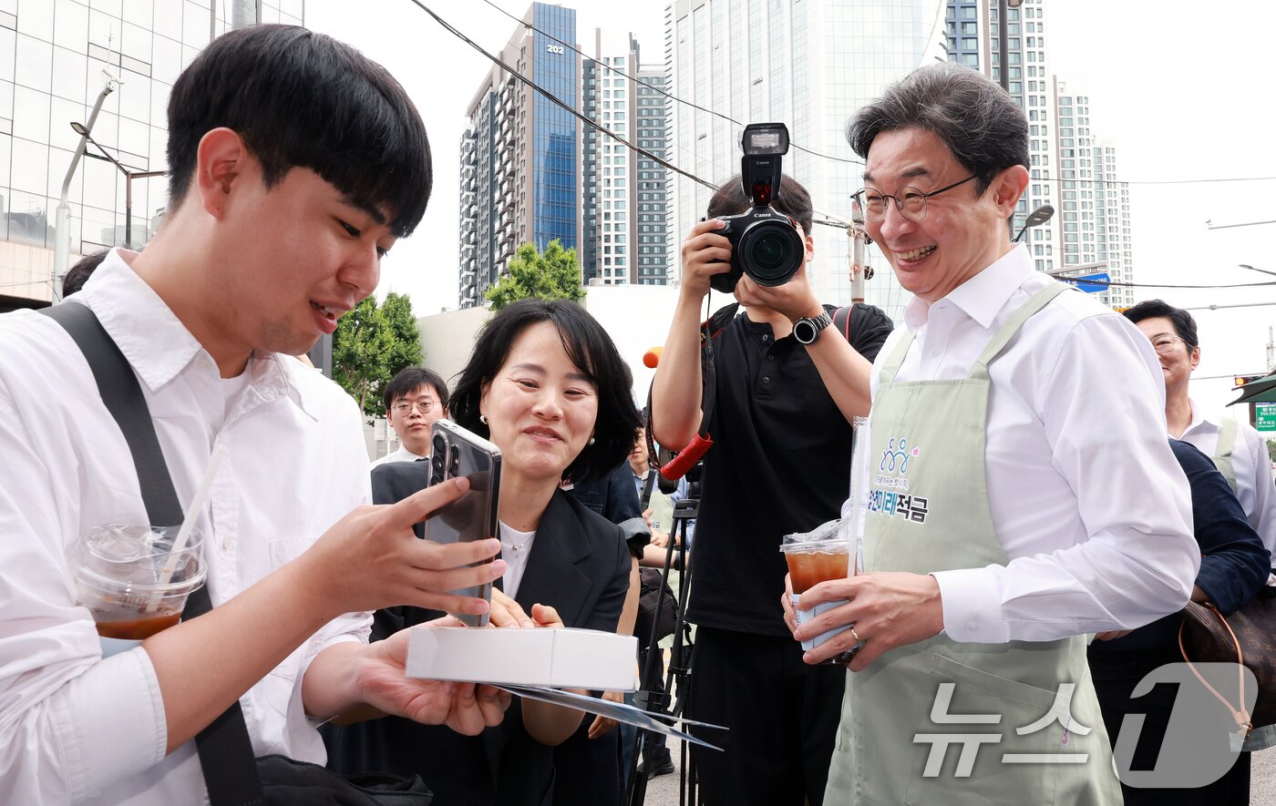 본문 이미지 - 이억원 금융위원장이 '청년미래적금' 가입 신청이 시작된 22일 서울 성동구 신한빌딩 인근에서 출근길 청년들에게 커피를 나눠주며 청년미래적금을 홍보하고 있다. 2026.6.22 ⓒ 뉴스1 이호윤 기자