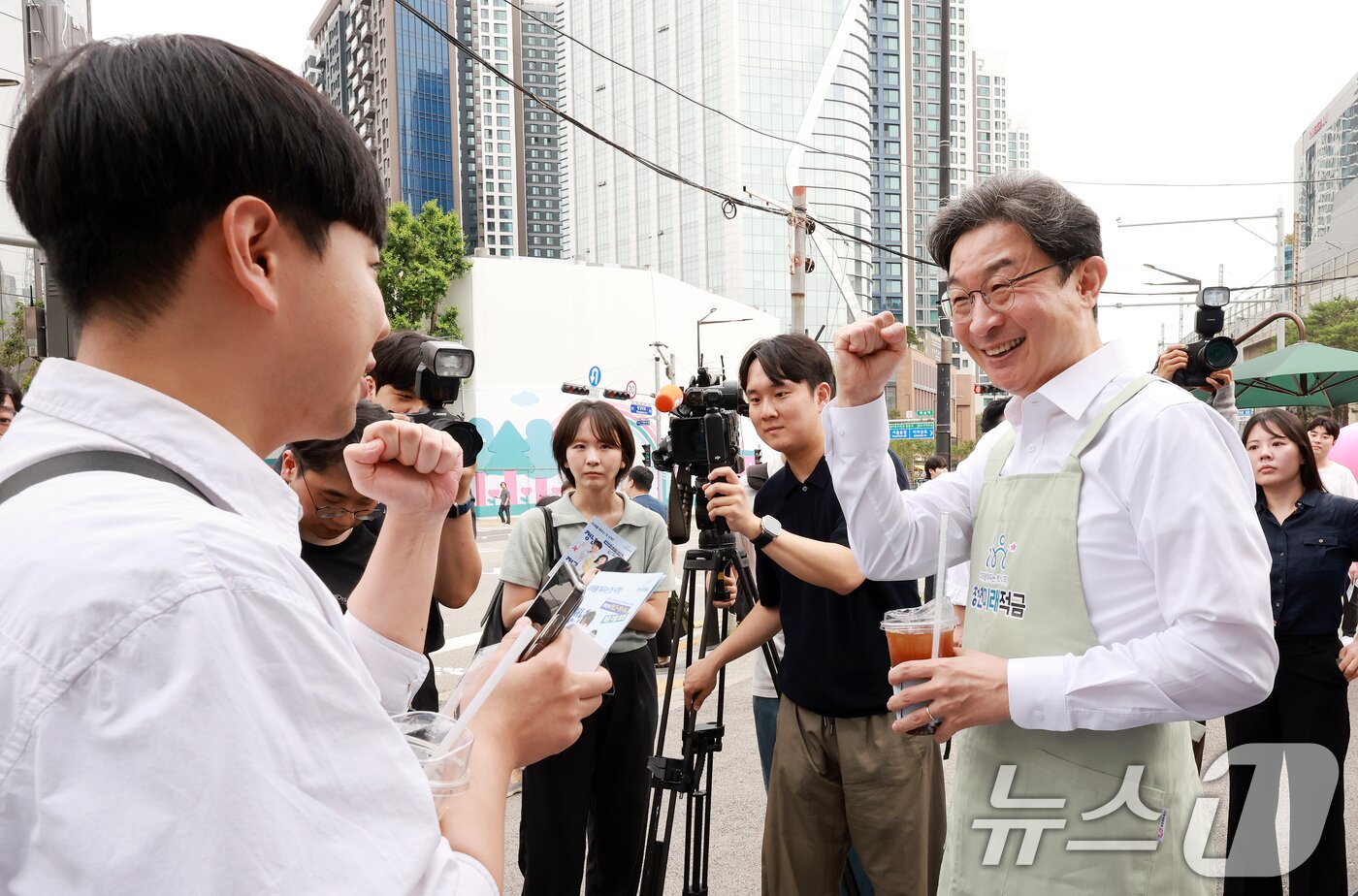 본문 이미지 - 이억원 금융위원장이 '청년미래적금' 가입 신청이 시작된 22일 서울 성동구 신한빌딩 인근에서 출근길 청년들에게 커피를 나눠주며 청년미래적금을 홍보하고 있다. 2026.6.22 ⓒ 뉴스1 이호윤 기자