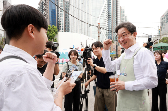 출근길 청년들에게 '청년미래적금' 홍보나선 이억원 금융위원장