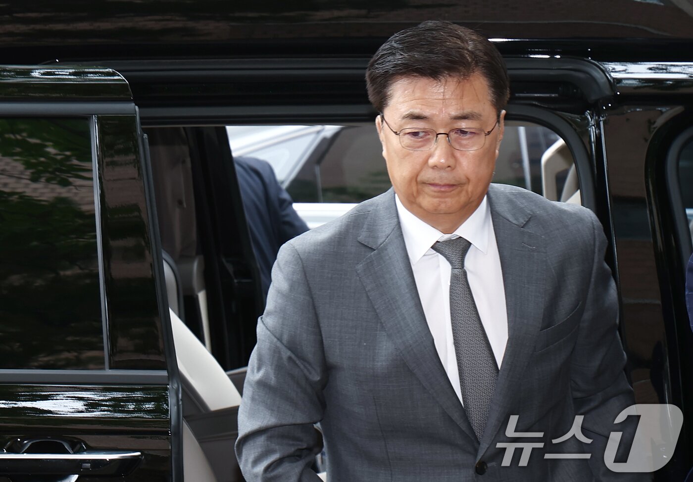 본문 이미지 - 홍장원 전 국가정보원 1차장이 22일 오전 12·3 비상계엄 선포 직후 미국 등 주요 우방국에 계엄의 정당성을 옹호하는 메시지를 전달하도록 지시했다는 의혹과 관련해 3차 피의자 조사를 받기 위해 경기 과천 2차 종합특검 사무실로 출석하고 있다. 2026.6.22 ⓒ 뉴스1 김민지 기자