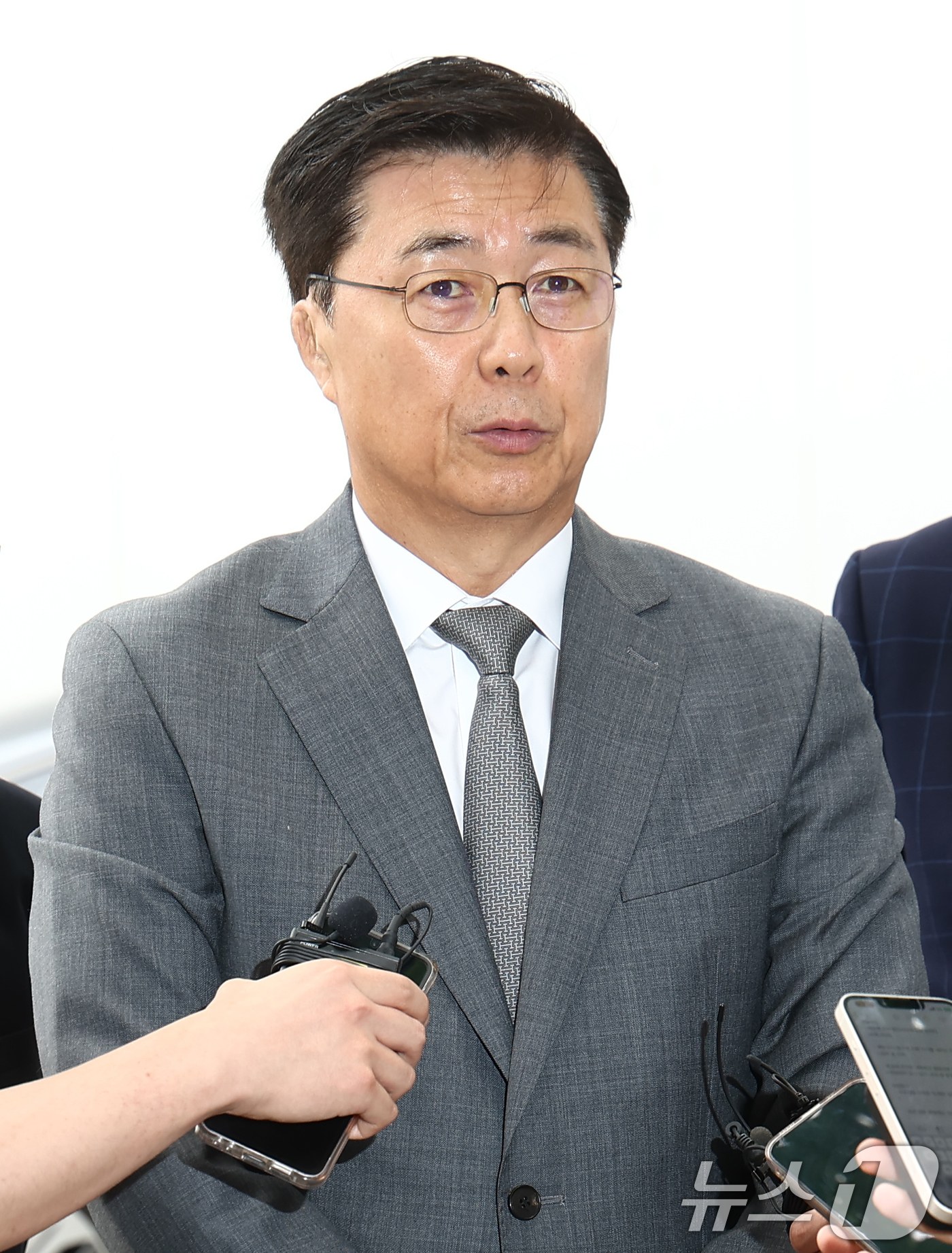 (과천=뉴스1) 김민지 기자 = 홍장원 전 국가정보원 1차장이 22일 오전 12·3 비상계엄 선포 직후 미국 등 주요 우방국에 계엄의 정당성을 옹호하는 메시지를 전달하도록 지시했다 …