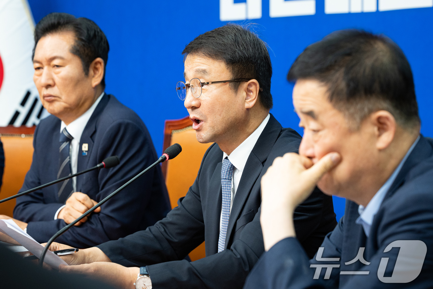 (서울=뉴스1) 유승관 기자 = 한병도 더불어민주당 원내대표가 22일 서울 여의도 국회에서 열린 최고위원회의에서 모두 발언을 하고 있다. 2026.6.22/뉴스1
