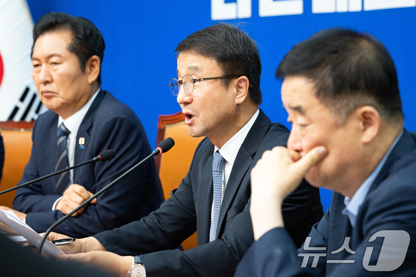 본문 이미지 - 한병도 더불어민주당 원내대표가 22일 서울 여의도 국회에서 열린 최고위원회의에서 모두 발언을 하고 있다. 2026.6.22 ⓒ 뉴스1 유승관 기자