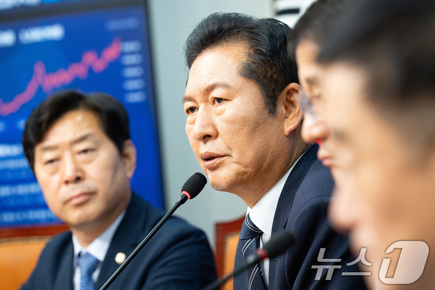 본문 이미지 - 정청래 더불어민주당 대표가 22일 서울 여의도 국회에서 열린 최고위원회의에서 모두 발언을 하고 있다. 2026.6.22 ⓒ 뉴스1 유승관 기자