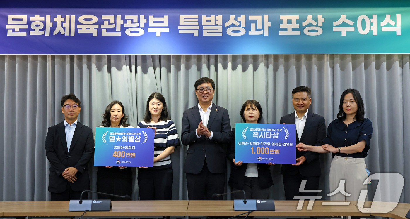 (서울=뉴스1) = 최휘영 문화체육관광부 장관이 22일 서울 종로구 국립현대미술관 서울관에서 ‘옛 전남도청’을 성공적으로 복원하고, 저작권법을 개정해 신탁관리단체의 투명성과 책임성 …