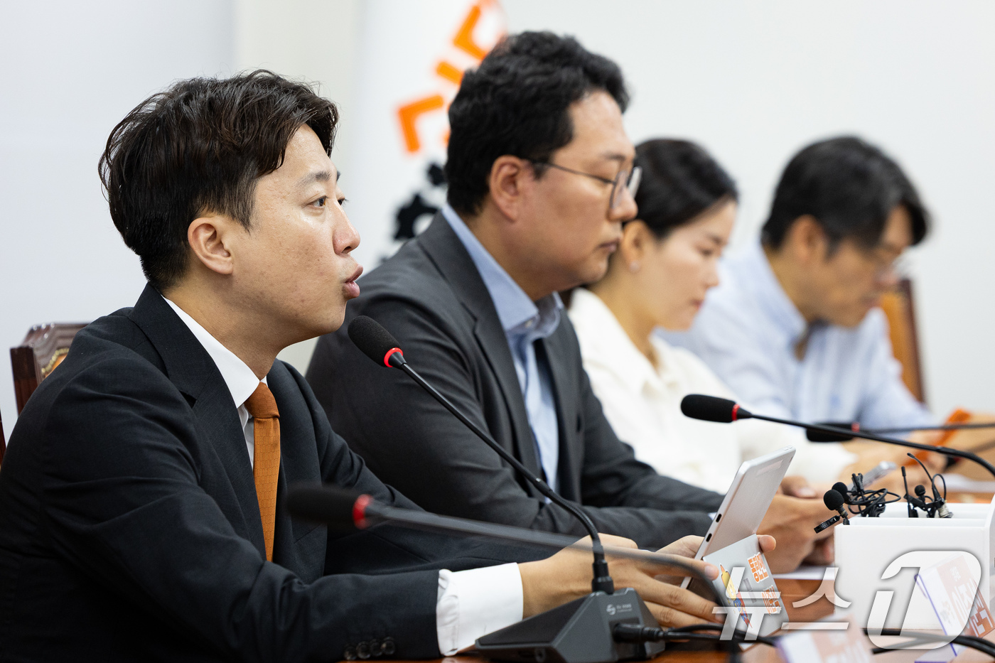 (서울=뉴스1) 유승관 기자 = 이준석 개혁신당 대표가 22일 서울 여의도 국회에서 열린 최고위원회의에서 모두 발언을 하고 있다. 2026.6.22/뉴스1