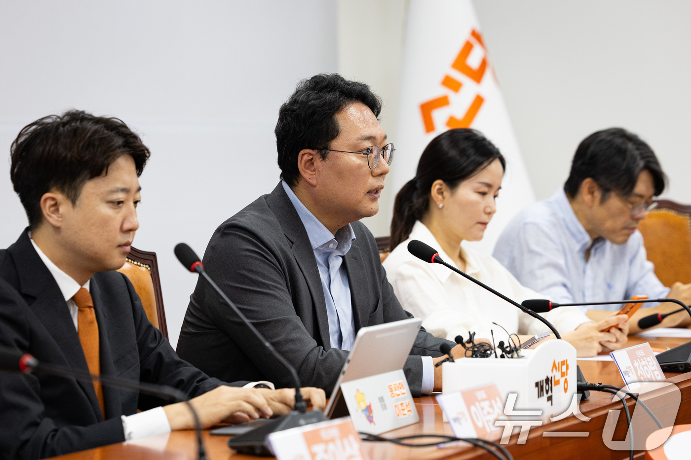 (서울=뉴스1) 유승관 기자 = 천하람 개혁신당 원내대표가 22일 서울 여의도 국회에서 열린 최고위원회의에서 모두 발언을 하고 있다. 2026.6.22/뉴스1