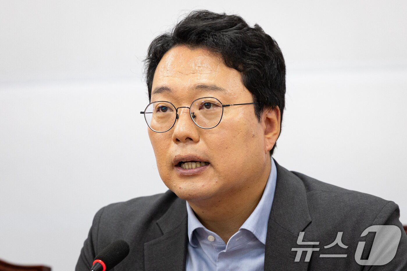 본문 이미지 - 천하람 개혁신당 원내대표가 22일 서울 여의도 국회에서 열린 최고위원회의에서 모두 발언을 하고 있다. 2026.6.22 ⓒ 뉴스1 유승관 기자