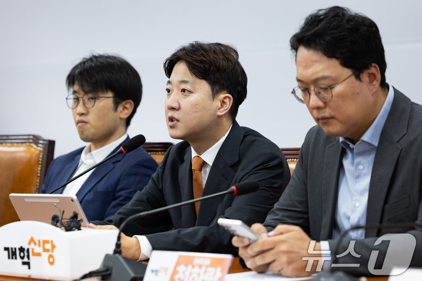 (서울=뉴스1) 유승관 기자 = 이준석 개혁신당 대표가 22일 서울 여의도 국회에서 열린 최고위원회의에서 모두 발언을 하고 있다. 2026.6.22/뉴스1